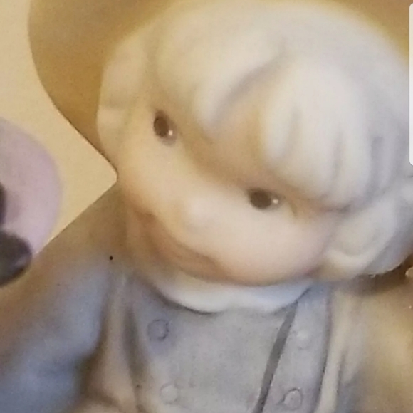 Pretty As A Picture Secrets Between Sisters Limited Edition Enesco Figure 538582 - Picture 5 of 12